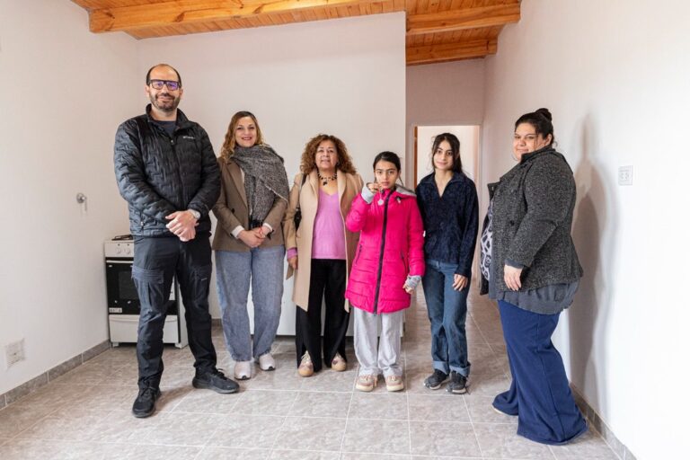 Un hogar para el nuevo comienzo: la emotiva entrega de casas que cambió la vida de dos familias de Comodoro