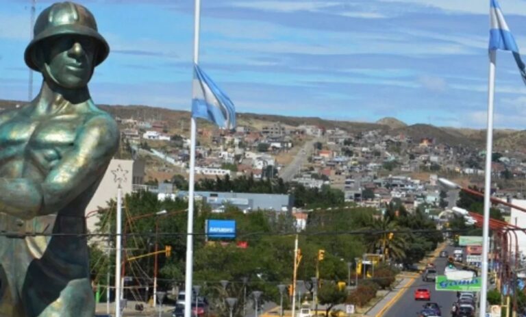 Un joven de 19 años apuñaló a su hermano de 17 con una botella rota en Caleta Olivia