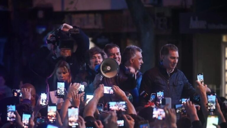 Tensión con Javier Milei y Diego Santilli en Mar del Plata: la recorrida duró media cuadra