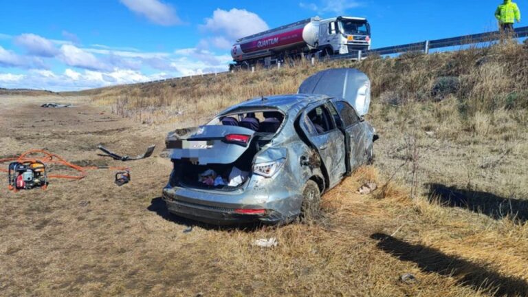 Fatal accidente en Santa Cruz: una mujer de 72 años murió en un impresionante vuelco