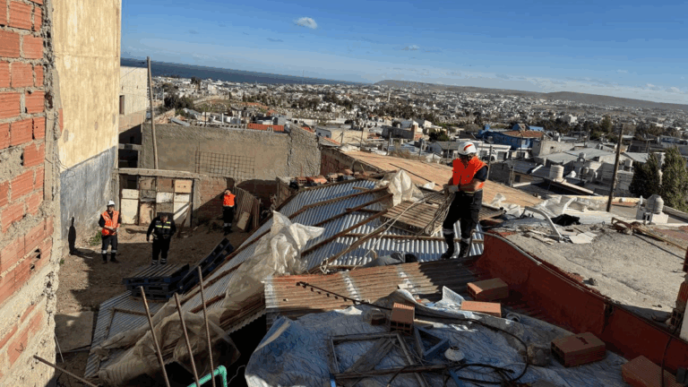 El viento causó destrozos en oficinas de YPF y obligó a suspender clases