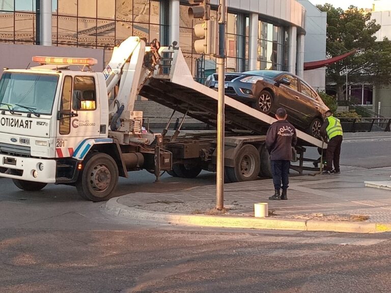 Estacionar en la banquina, falta de licencia o seguro: cuándo te pueden llevar el auto al corralón municipal
