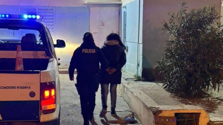 Intentó deshacerse de una bolsa con cocaína al ver a la policía