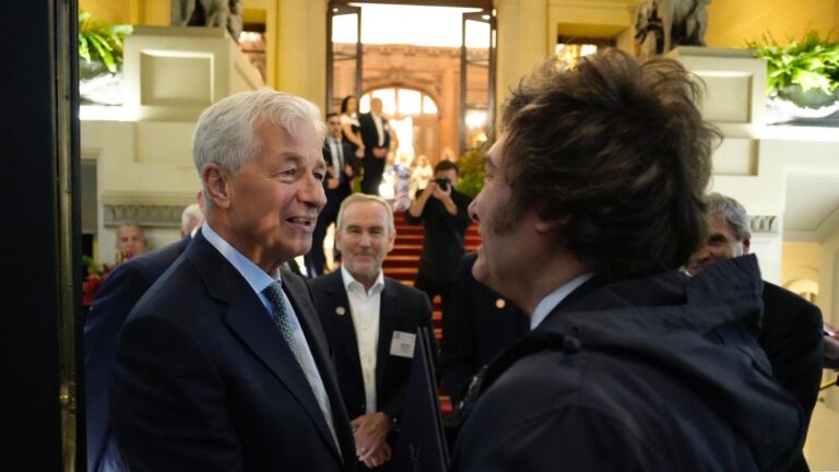 El director ejecutivo de J.P. Morgan elogió la gestión de Javier Milei y afirmó que «Argentina podría cambiar»