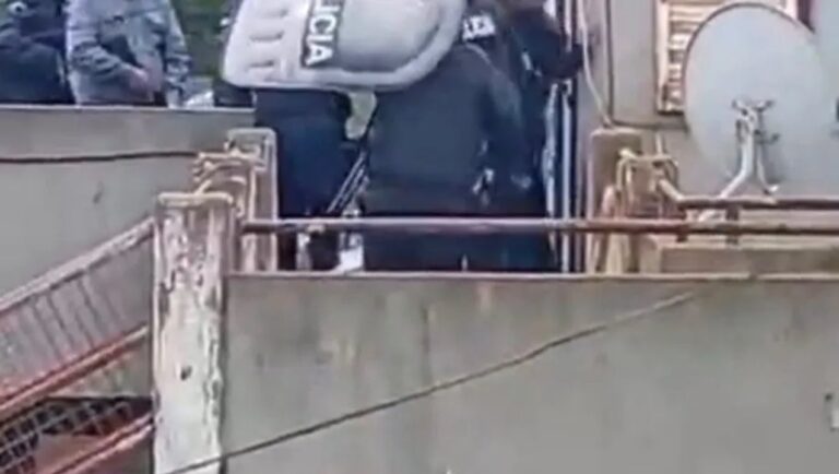 A pedradas y botellazos: así fue el enfrentamiento en Viedma que terminó con policías heridos