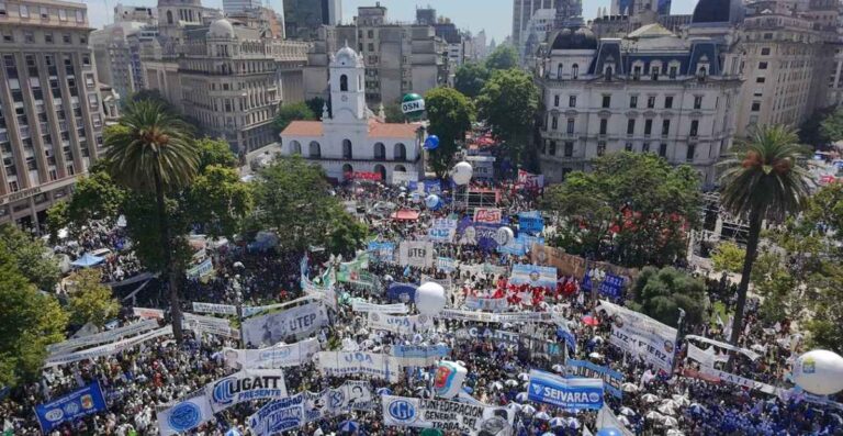 Movilización de la CGT a Plaza de Mayo. La exigencia de paro nacional se hizo sentir