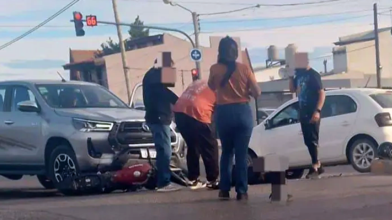 Un motociclista herido tras chocar con una camioneta