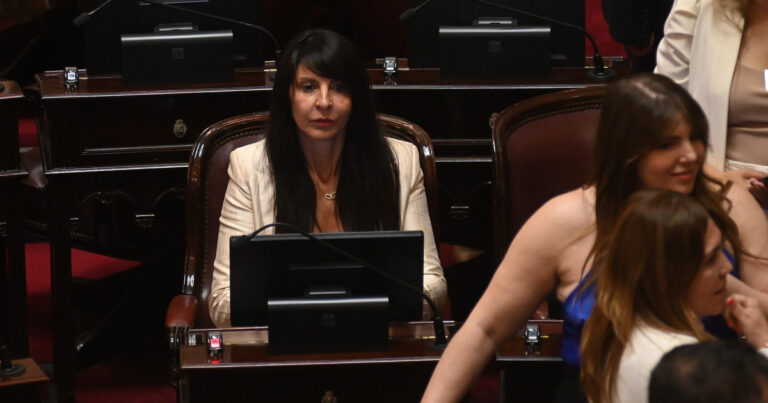 Embargaron el sueldo de la diputada libertaria Lorena Villaverde por irregularidades en la venta de terrenos en Las Grutas