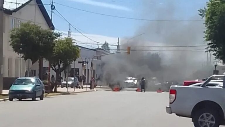 Clausuraron un comercio y hubo enfrentamientos frente al municipio