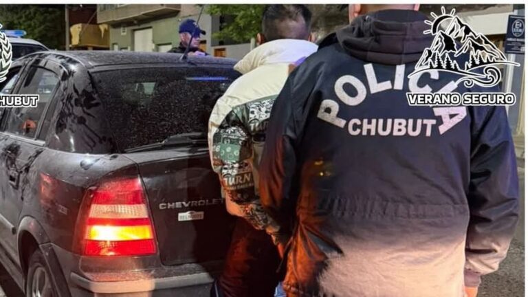 Circulaba a contramano y llevaba un arma en el auto