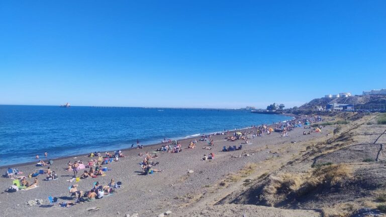 Domingo caluroso en Comodoro: la temperatura supera los 25 C y las familias disfrutan de la playa