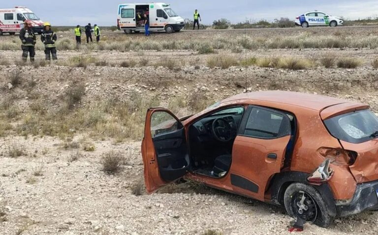 Accidente vial rumbo a Las Grutas: una neuquina volcó y resultó con lesiones leves