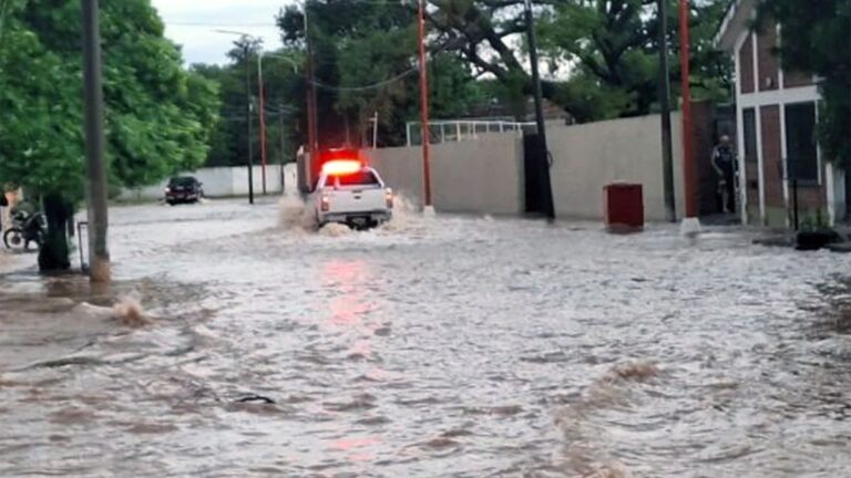 Violento temporal en Salta provoca desborde de ríos, inundaciones y centenares de evacuados