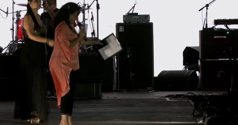 Otro escándalo en una fiesta nacional: una presentadora leyó un cartel con un insulto hacia Javier Milei