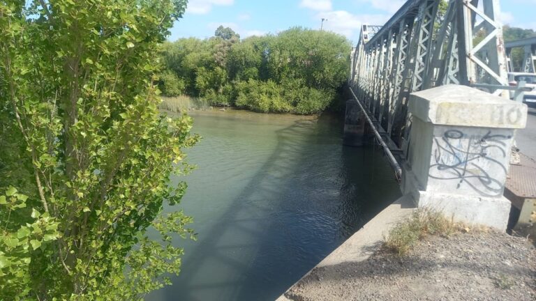 Rawson: Salvó a una persona de ahogarse en el río Chubut y le robaron las zapatillas