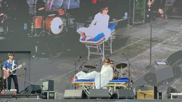 Joaquín Levinton reapareció en Cosquín Rock con una entrada en ambulancia y sorprendió al público