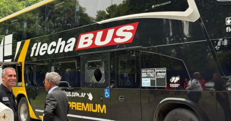 Video: así quedó el micro de Estudiantes tras recibir pedradas en su llegada al Bosque