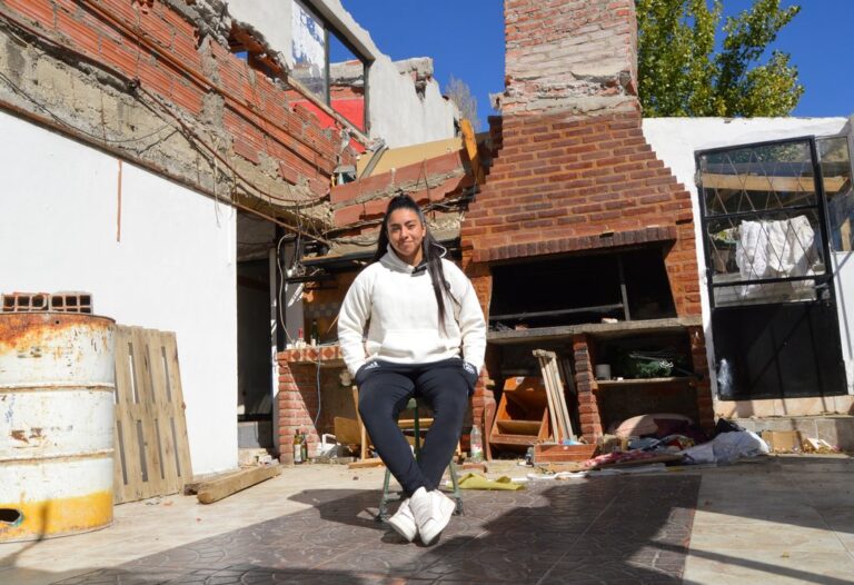 La campeona del mundo Micaela Caamaño desde las ruinas del Sismográfica