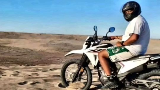 Un motociclista murió al caer de un médano en Villa Gesell: la familia pide ayuda para trasladar el cuerpo a Ensenada