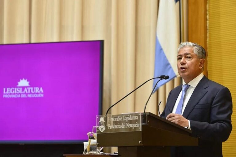 Figueroa propone modificar regalías para proyectos de GNL y envía a la Legislatura un nuevo fideicomiso para rutas petroleras