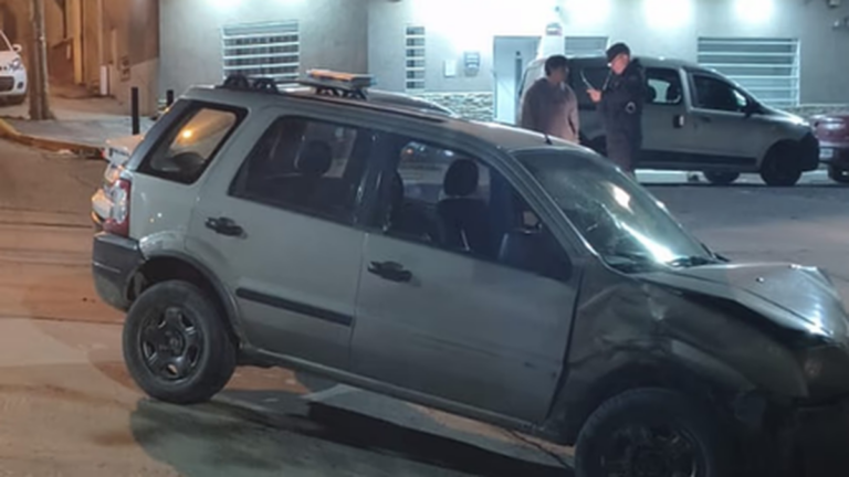 Un conductor borracho chocó tres autos estacionados