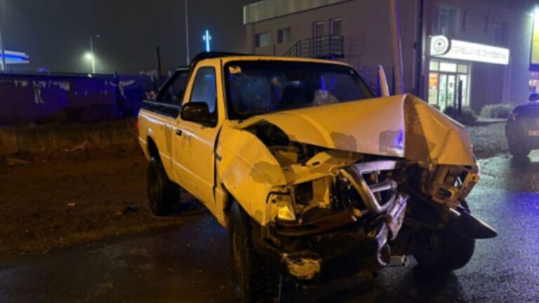 Manejaba borracho por Km 8 y chocó contra un poste