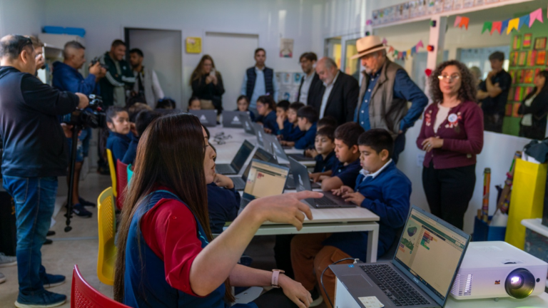 Othar entregó notebooks a la Escuela Municipal N 2006