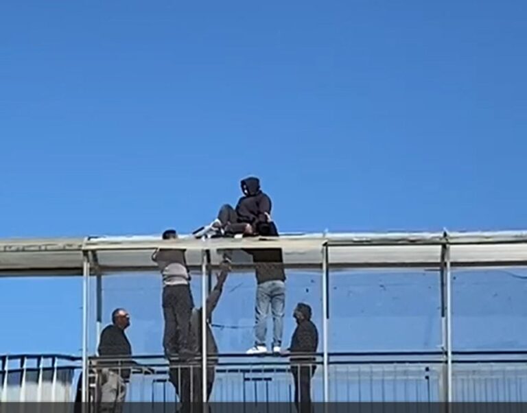 Así bajaron al hombre que se subió al puente de Comodoro para hacer un desesperado reclamo