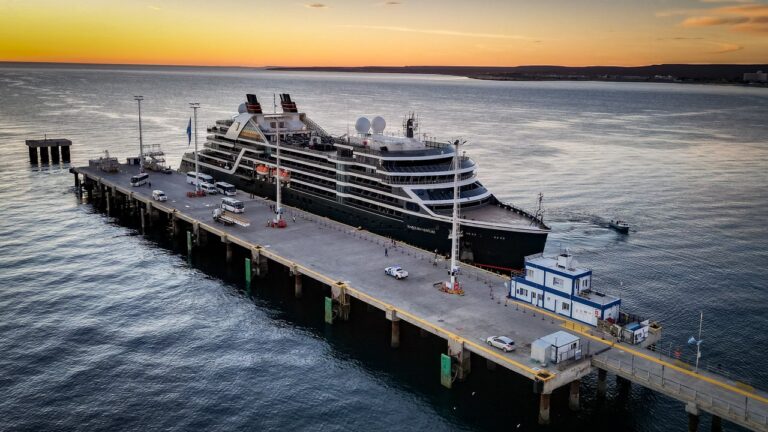 Llegó el Seabourn Venture a Puerto Madryn: un crucero de ultra lujo con destino a Montevideo
