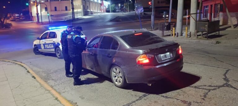 Dos conductores muy borrachos y sin papeles terminaron con sus autos secuestrados en Comodoro