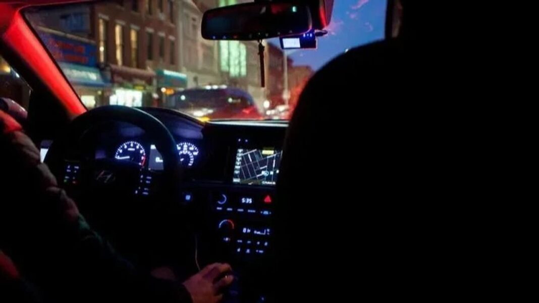 Ilustración de un vehículo de transporte por aplicación en una calle urbana.